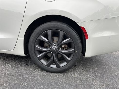 Used 2020 Chrysler Pacifica Touring-L w/ Advanced Safetytec Group FWD image 11