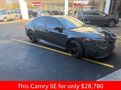 Used 2025 Toyota Camry SE image 5