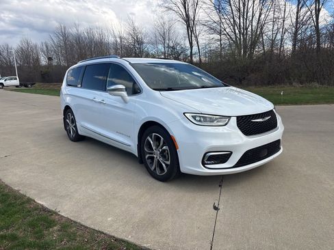 Used 2022 Chrysler Pacifica Pinnacle FWD image 11