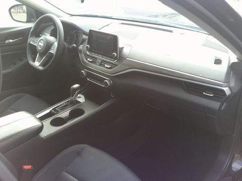 Used 2025 Nissan Altima 2.5 SV FWD image 32