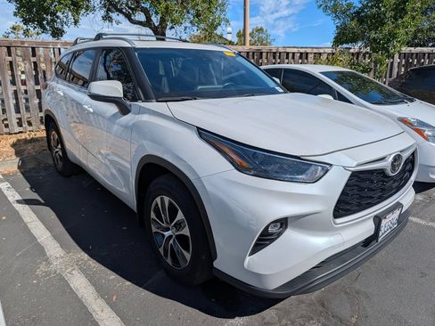 Used 2023 Toyota Highlander XLE FWD image 3