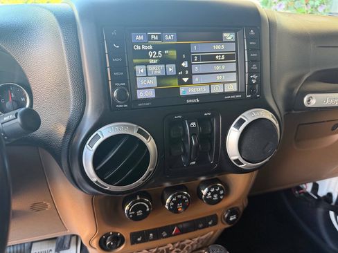 Used 2014 Jeep Wrangler Unlimited Rubicon w/ Connectivity Group AWD/4WD image 23