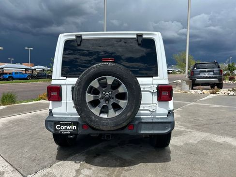 Used 2018 Jeep Wrangler Unlimited Sahara AWD/4WD image 8