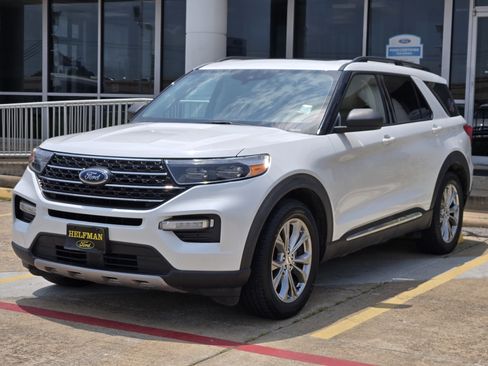 Used 2022 Ford Explorer XLT w/ Equipment Group 202A RWD image 2