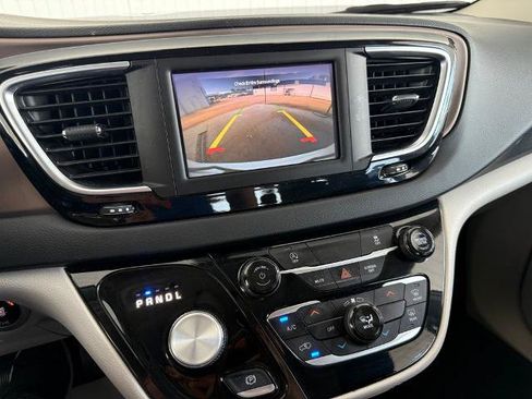 Used 2023 Chrysler Voyager LX FWD image 5