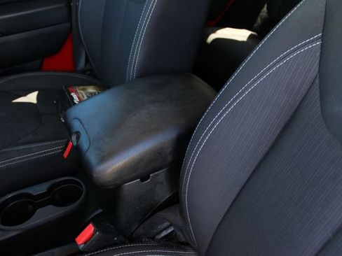 Used 2018 Jeep Wrangler Unlimited Sahara AWD/4WD image 19