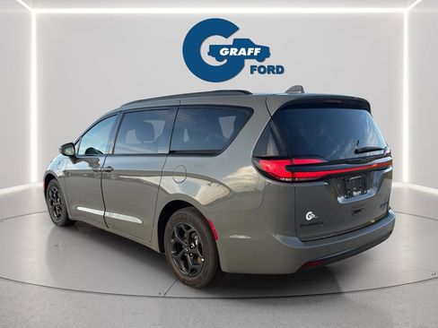 Used 2021 Chrysler Pacifica Touring w/ Uconnect Theater Family Group FWD image 10