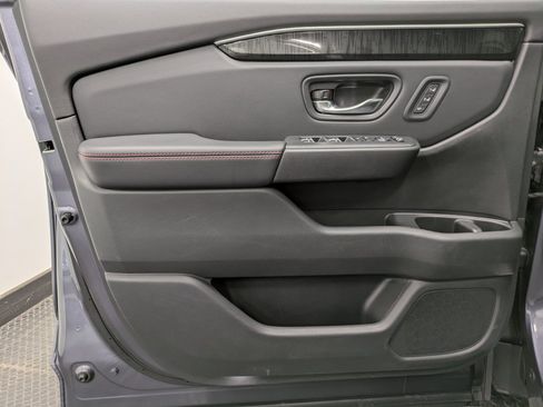 Certified 2025 Honda Pilot Black Edition image 8