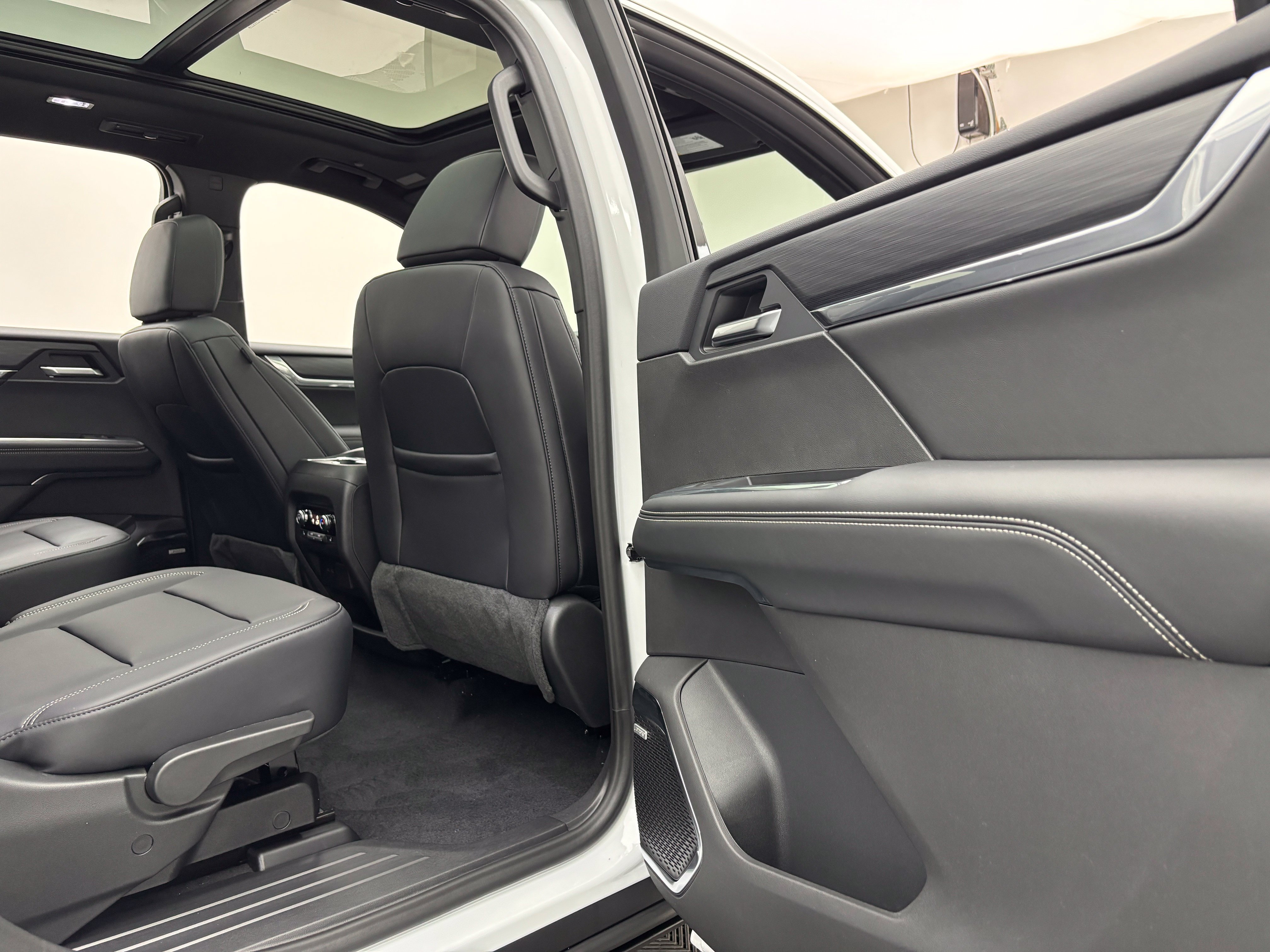 New 2027 GMC Acadia Elevation w/ Elevation Premium Package AWD/4WD image 39