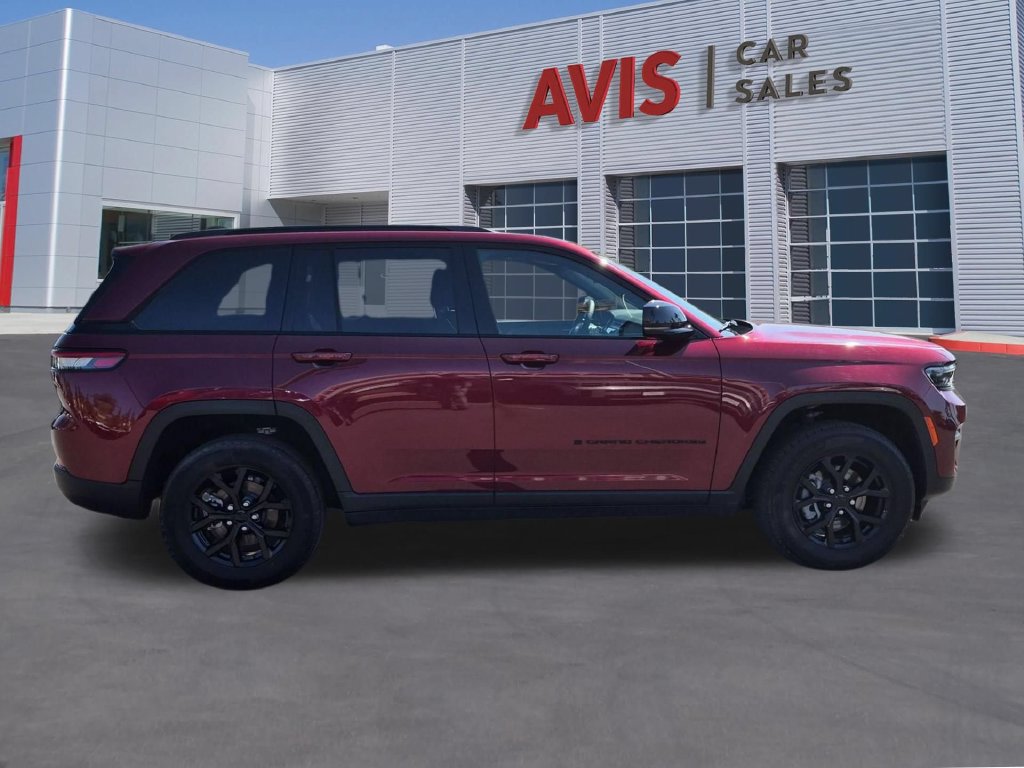 Used 2025 Jeep Grand Cherokee Altitude AWD/4WD image 5