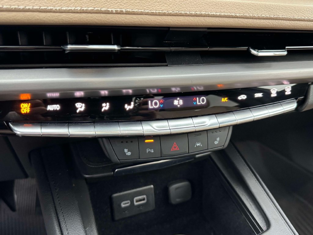 Used 2024 Cadillac XT4 Luxury w/ Cold Weather Package FWD image 29