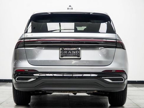 Used 2025 Lincoln Nautilus Premier AWD/4WD image 12