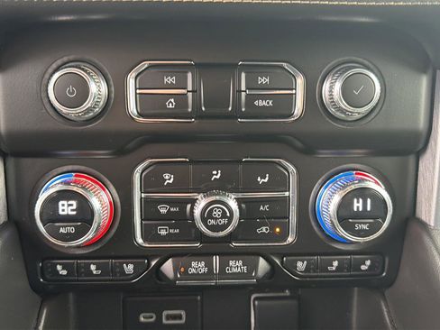 Used 2023 GMC Yukon SLT w/ SLT Premium Package image 16