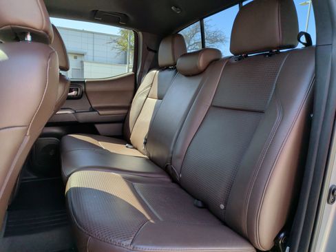 Used 2018 Toyota Tacoma Limited image 32