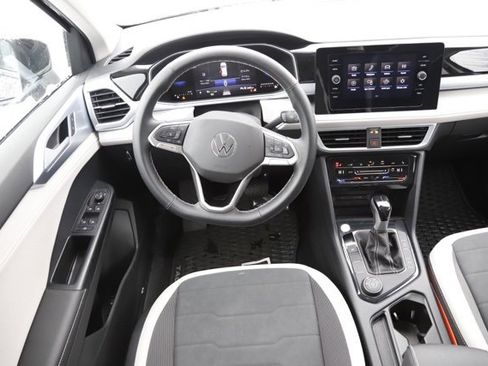 Used 2025 Volkswagen Taos SE w/ Panoramic Sunroof Package image 18