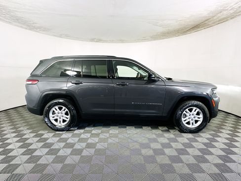 Used 2023 Jeep Grand Cherokee Laredo image 2