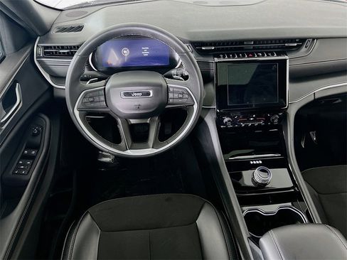 Used 2023 Jeep Grand Cherokee Altitude image 4