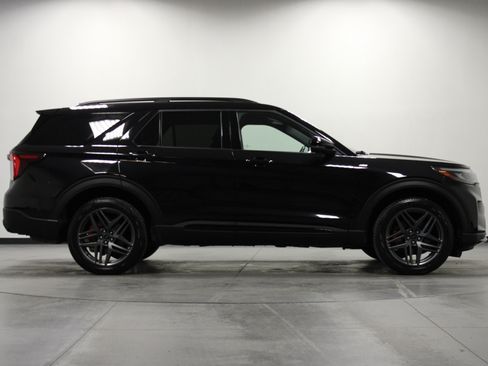 Used 2025 Ford Explorer ST-Line w/ ST-Line Street Pack AWD/4WD image 3