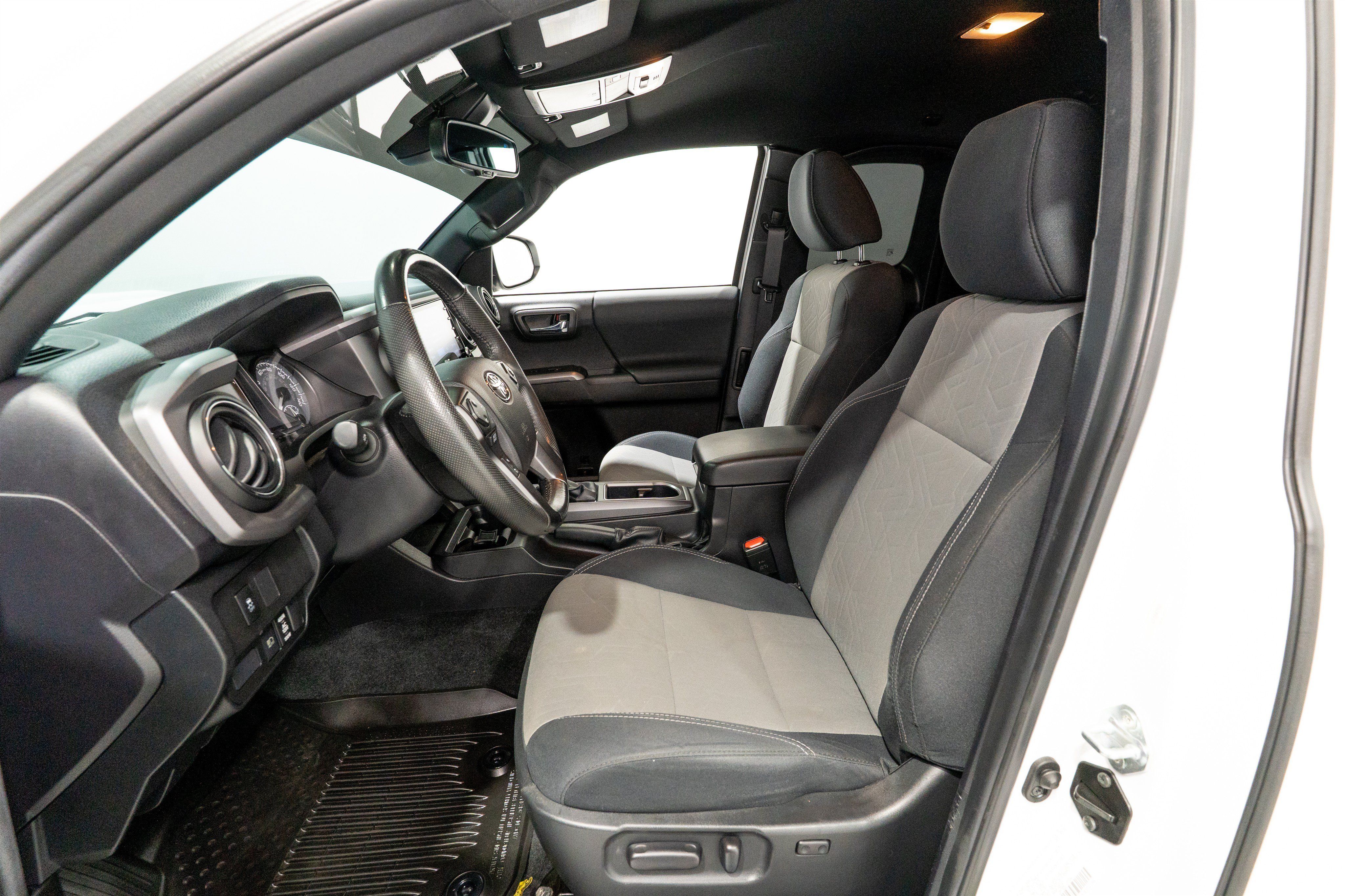 Used 2022 Toyota Tacoma TRD Sport w/ Black Out Package (TMS) AWD/4WD image 17