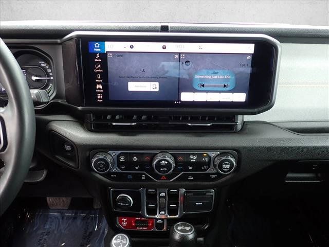 Used 2024 Jeep Wrangler Unlimited AWD/4WD image 15