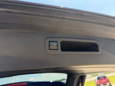 Used 2022 Toyota Highlander XLE AWD/4WD image 34