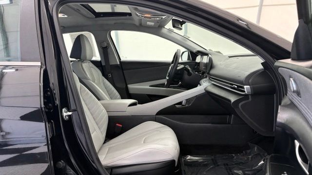 Used 2025 Hyundai Elantra Limited FWD image 19