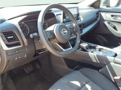 Used 2024 Nissan Rogue SV FWD image 8