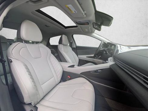 Certified 2025 Hyundai Elantra Limited FWD image 18