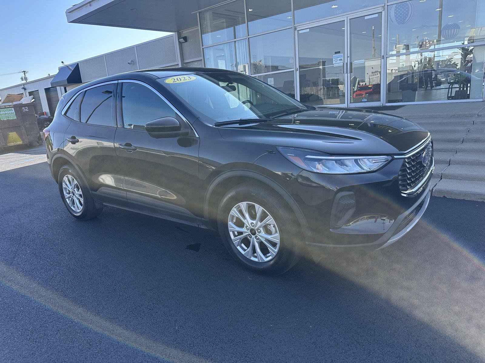 Used 2023 Ford Escape Active w/ Tech Pack #2 AWD/4WD image 2