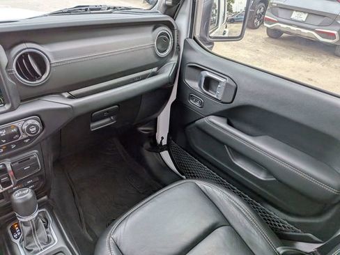 Used 2019 Jeep Wrangler Unlimited Sahara AWD/4WD image 17
