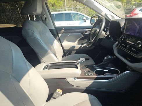 Used 2023 Toyota Highlander Limited image 10