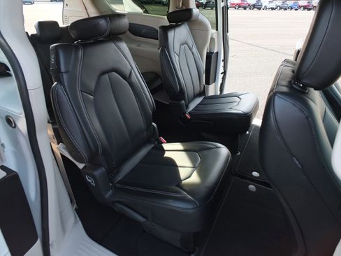 Used 2024 Chrysler Pacifica Touring-L image 13