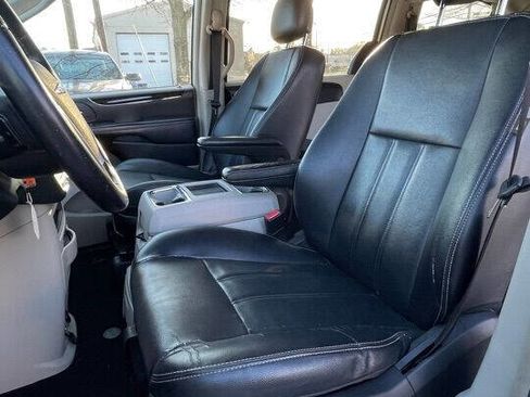 Used 2014 Chrysler Town & Country Touring image 10