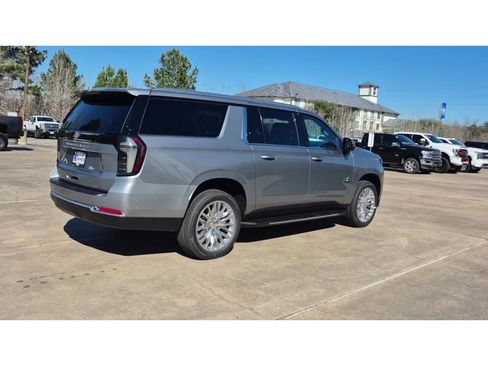 New 2026 Chevrolet Suburban LT image 8