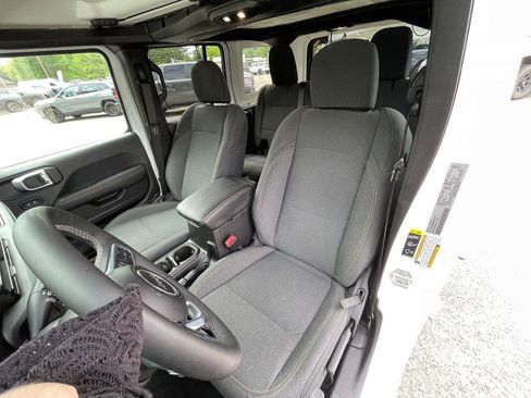 Used 2025 Jeep Wrangler Unlimited Sahara AWD/4WD image 10
