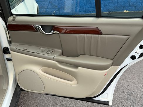 Used 2005 Cadillac De Ville w/ Limited Edition Package FWD image 22