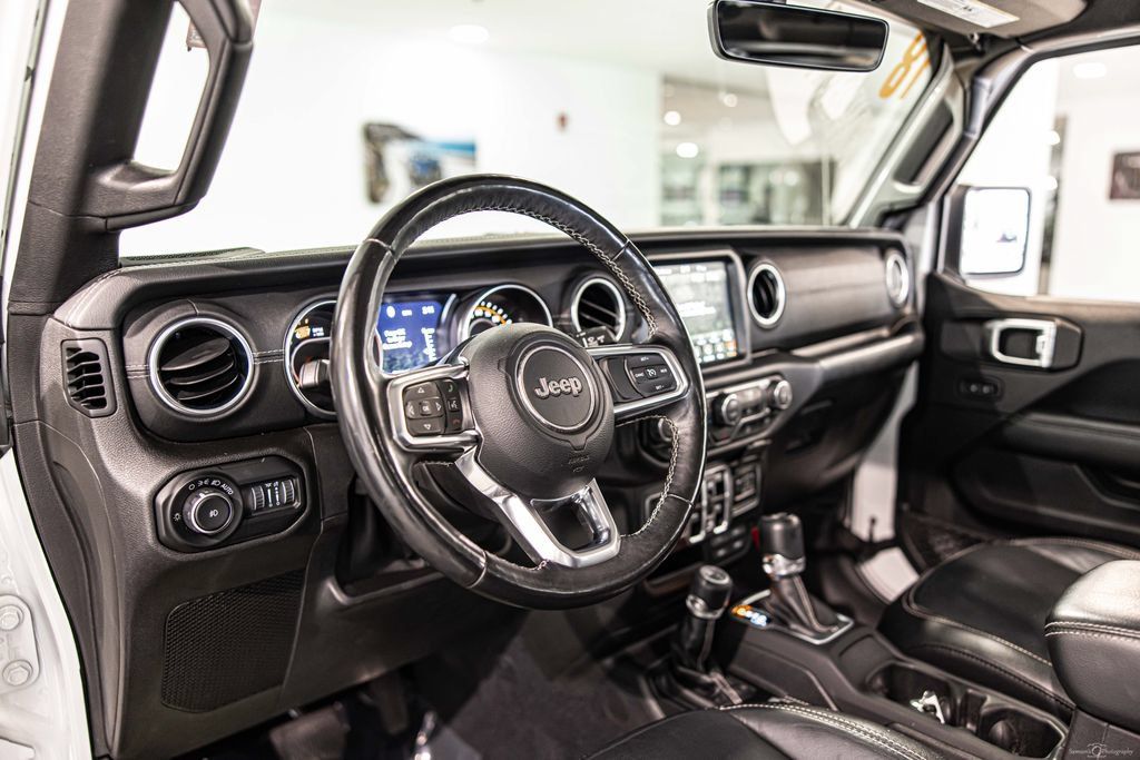 Used 2018 Jeep Wrangler Unlimited Sahara w/ Dual Top Group AWD/4WD image 17