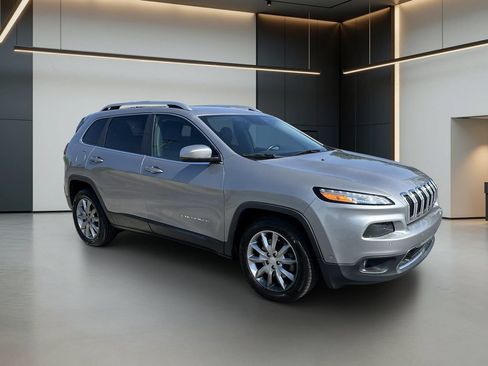 Used 2018 Jeep Cherokee Limited w/ Technology Group FWD image 8