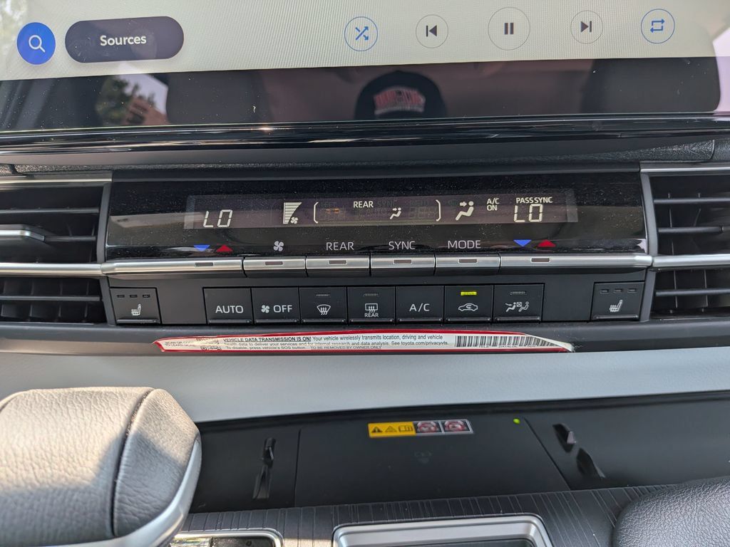 Used 2025 Toyota Sienna XLE w/ XLE Plus Package FWD image 22