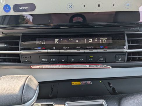 Used 2025 Toyota Sienna XLE w/ XLE Plus Package FWD image 22