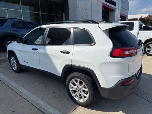 Used 2016 Jeep Cherokee Sport FWD image 5