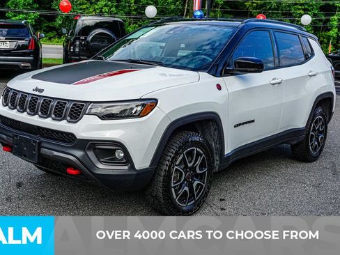 Used 2025 Jeep Compass Trailhawk AWD/4WD image 2