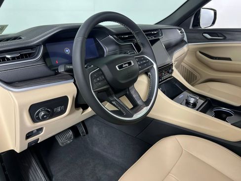 Used 2024 Jeep Grand Cherokee Limited w/ Black Appearance Package image 22