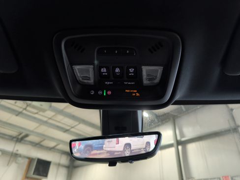 Used 2023 Chevrolet Traverse Premier FWD image 12