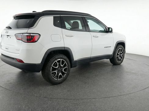 Used 2025 Jeep Compass Trailhawk image 9