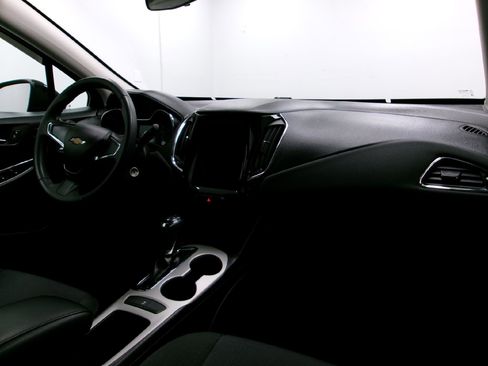 Used 2018 Chevrolet Cruze LS image 3