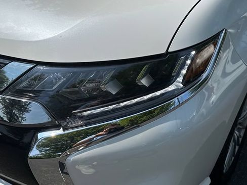 Used 2019 Mitsubishi Outlander 4WD Plug-In Hybrid image 6