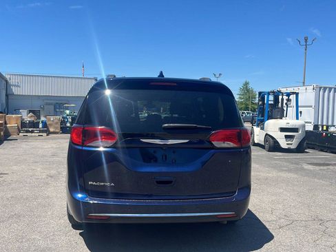 Used 2018 Chrysler Pacifica Touring-L FWD image 4