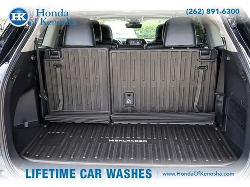 Used 2021 Toyota Highlander XLE AWD/4WD image 24