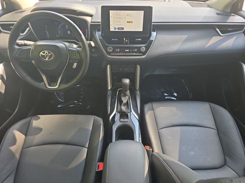 Used 2025 Toyota Corolla Cross XLE FWD image 9